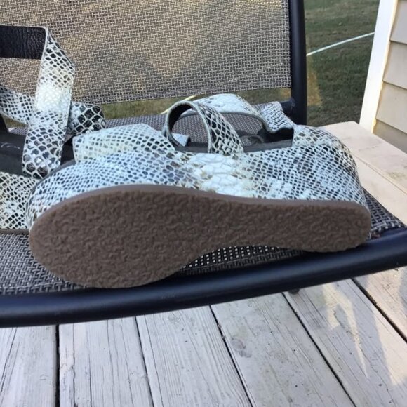 Diba True Busta Move wedge sandal in a snakeskin pattern - Picture 2 of 3